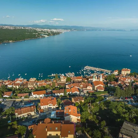 New Cosy With Private Parking *