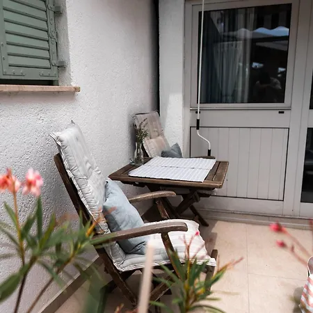 New Cosy With Private Parking *