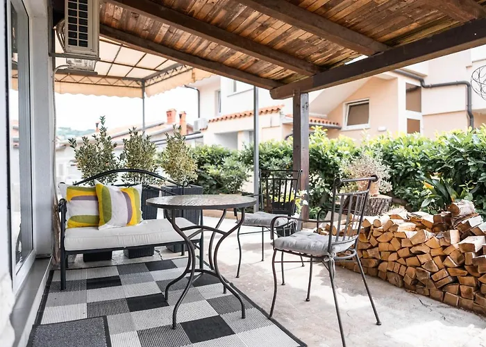 New Cosy With Private Parking Apartment *