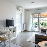 New Cosy With Private Parking شقة