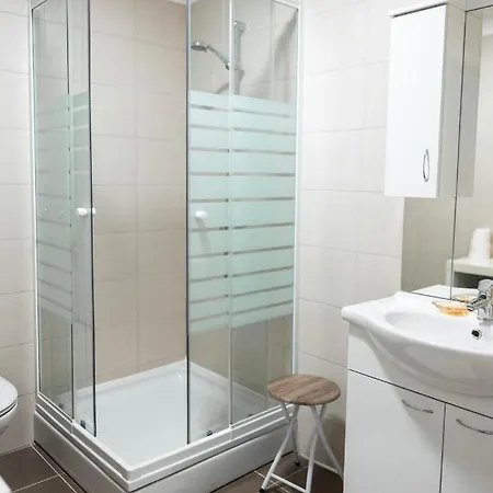 Apartment New Cosy With Private Parking