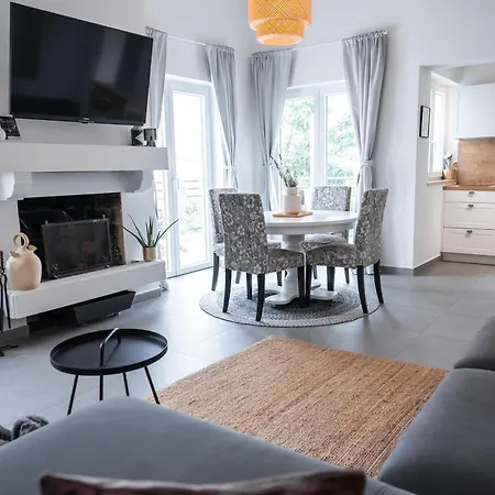 New Cosy With Private Parking *