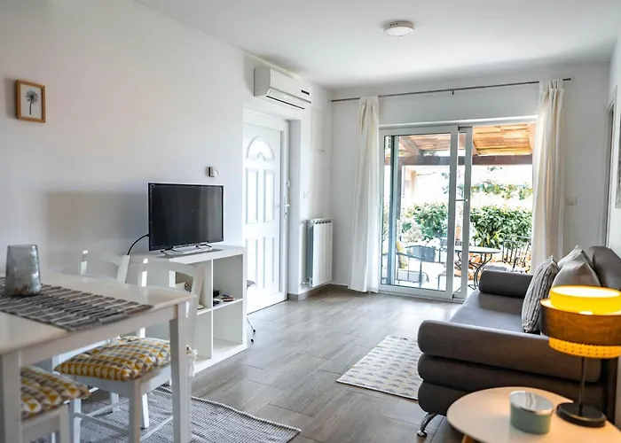 New Cosy With Private Parking Apartment