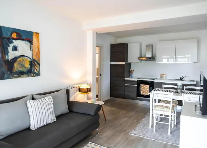 New Cosy With Private Parking * אופטיה