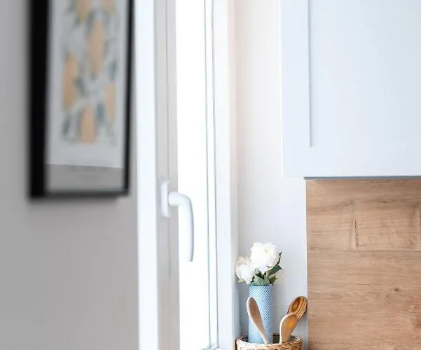 New Cosy With Private Parking * אופטיה