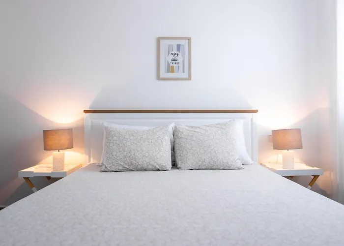 New Cosy With Private Parking אופטיה