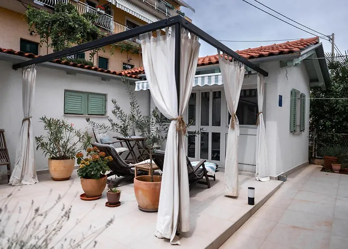 New Cosy With Private Parking אופטיה