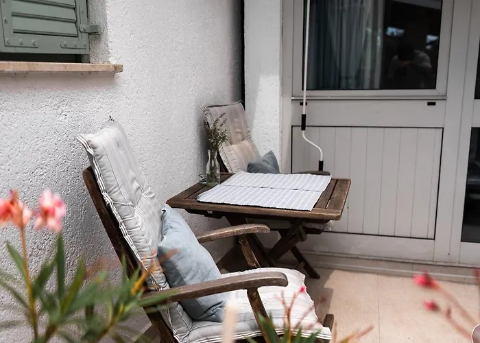 New Cosy With Private Parking *