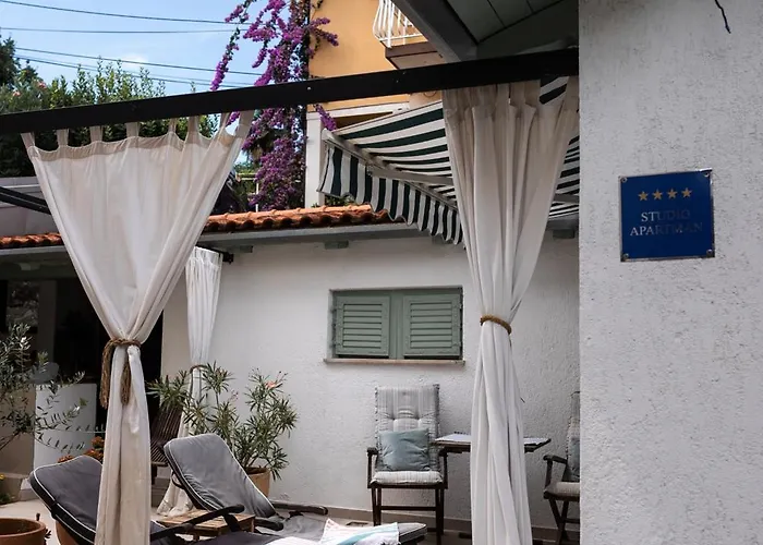 New Cosy With Private Parking *