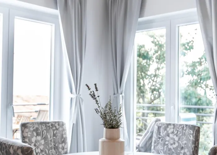 New Cosy With Private Parking