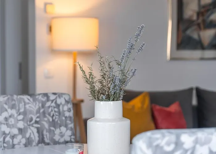 New Cosy With Private Parking