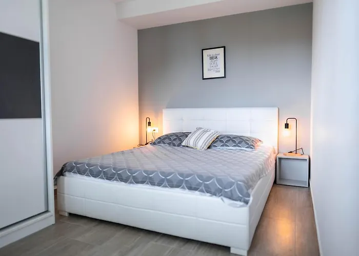 New Cosy With Private Parking Apartment