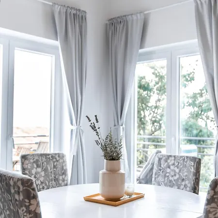 New Cosy With Private Parking