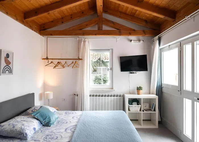 Apartman New Cosy With Private Parking *