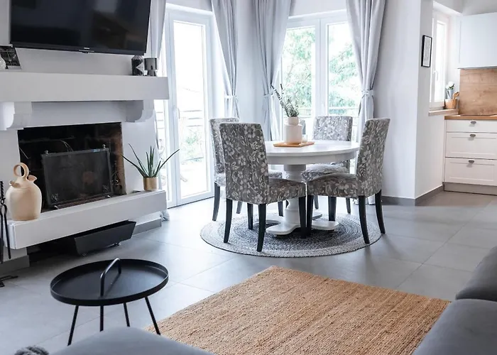 New Cosy With Private Parking *