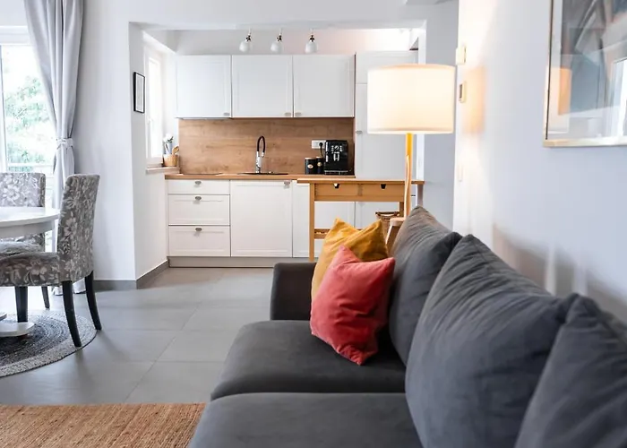 New Cosy With Private Parking