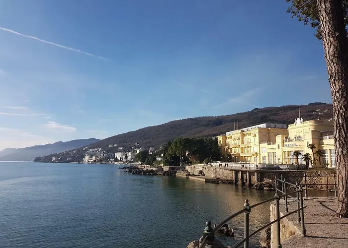 New Cosy With Private Parking Apartman *